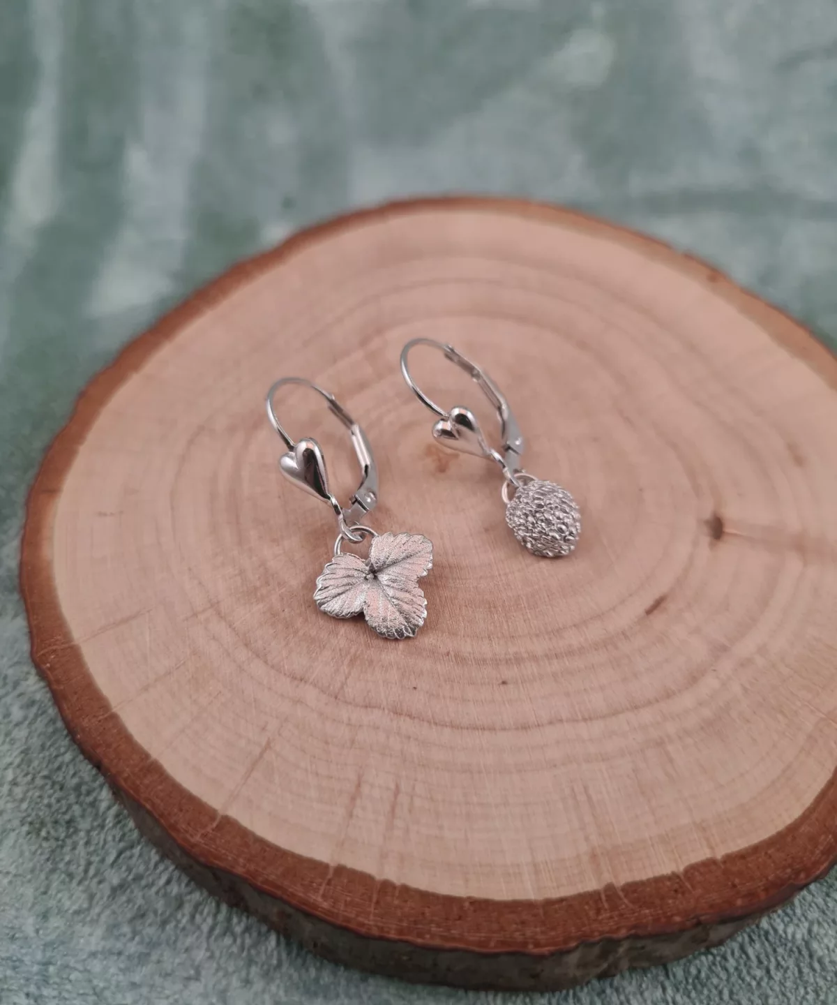 Boucles d'oreilles feuille de fraisier et fraise