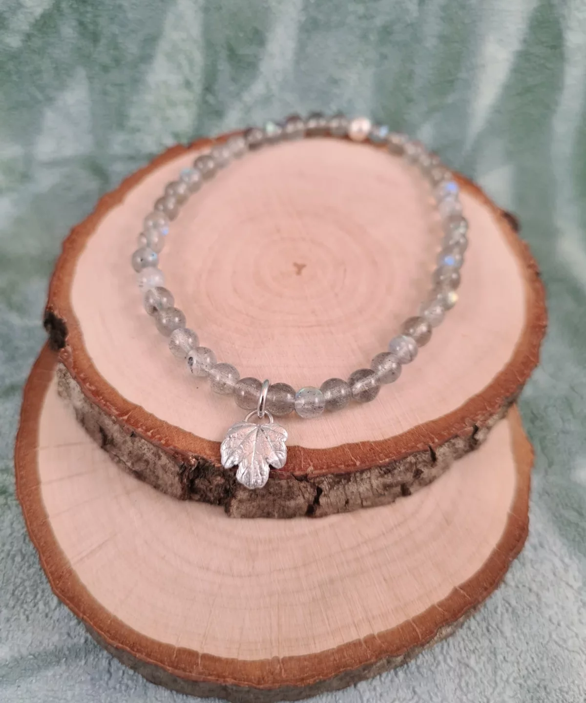 Bracelet charm feuille d'érable et perles de labradorite