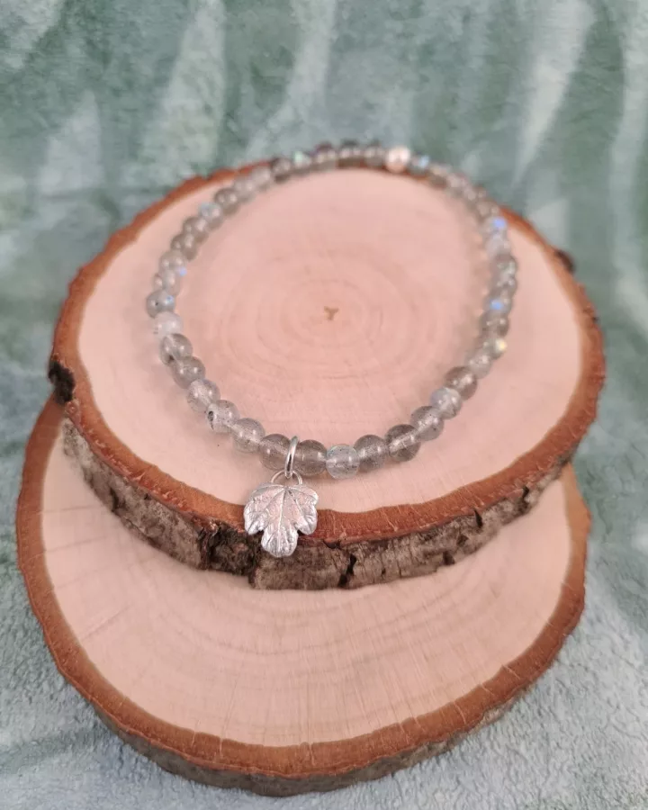 Bracelet charm feuille d'érable et perles de labradorite