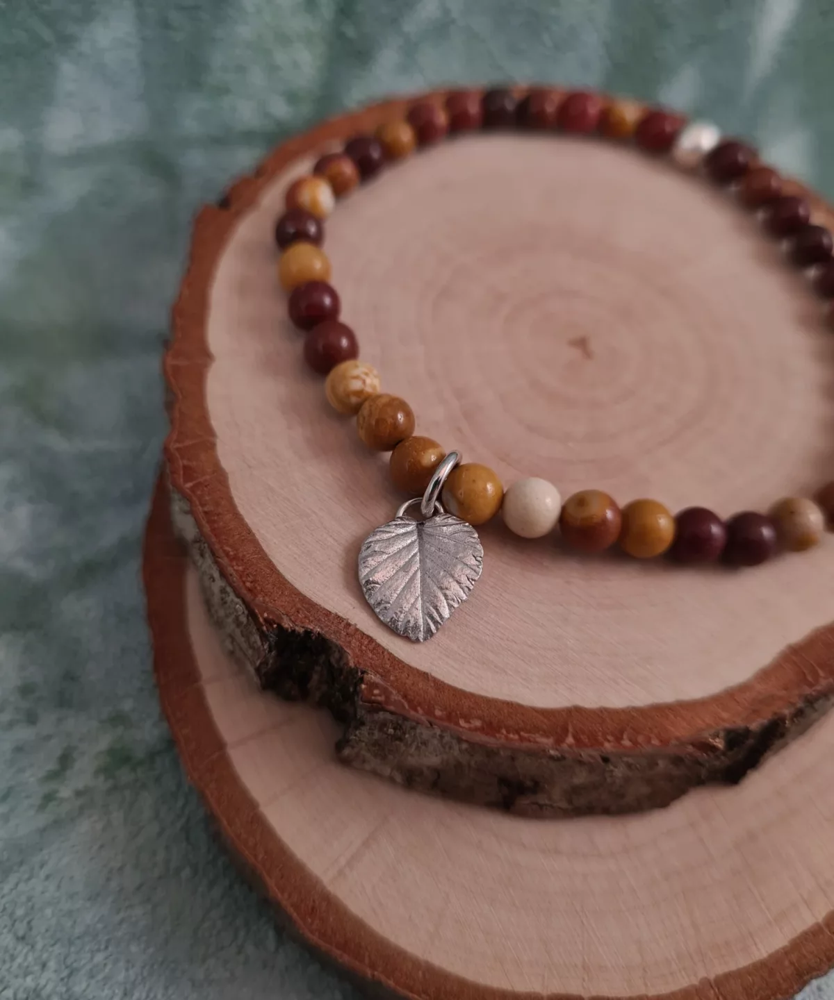 Bracelet charm feuille d'orme et perles de mookaïte