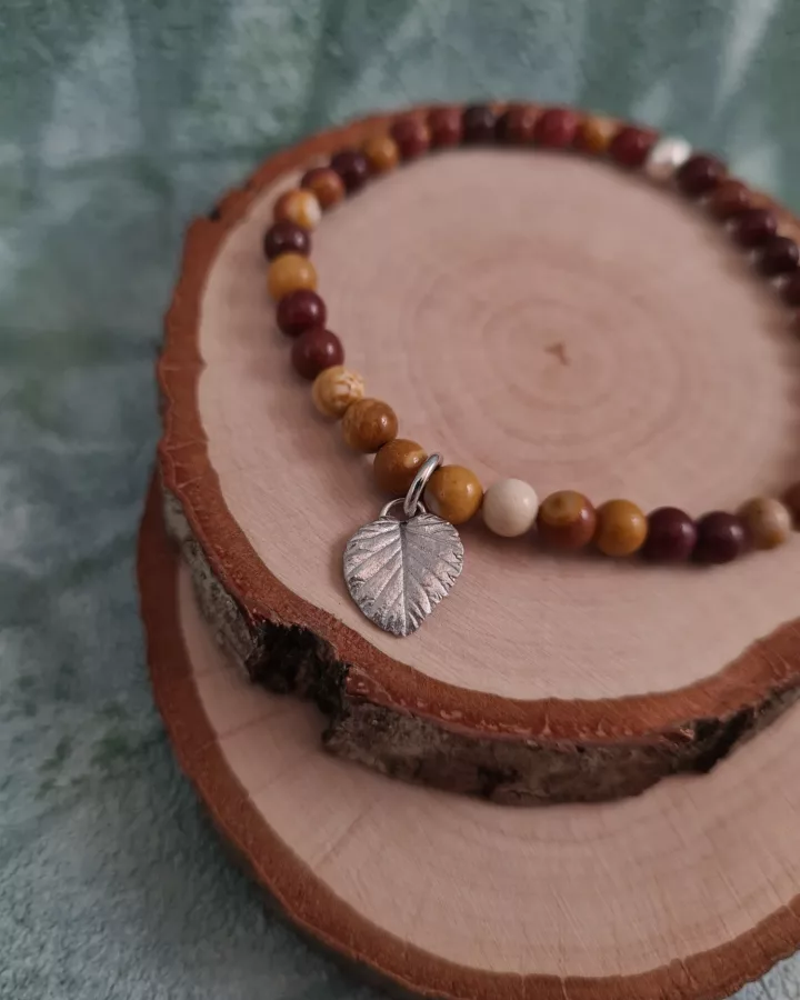 Bracelet charm feuille d'orme et perles de mookaïte