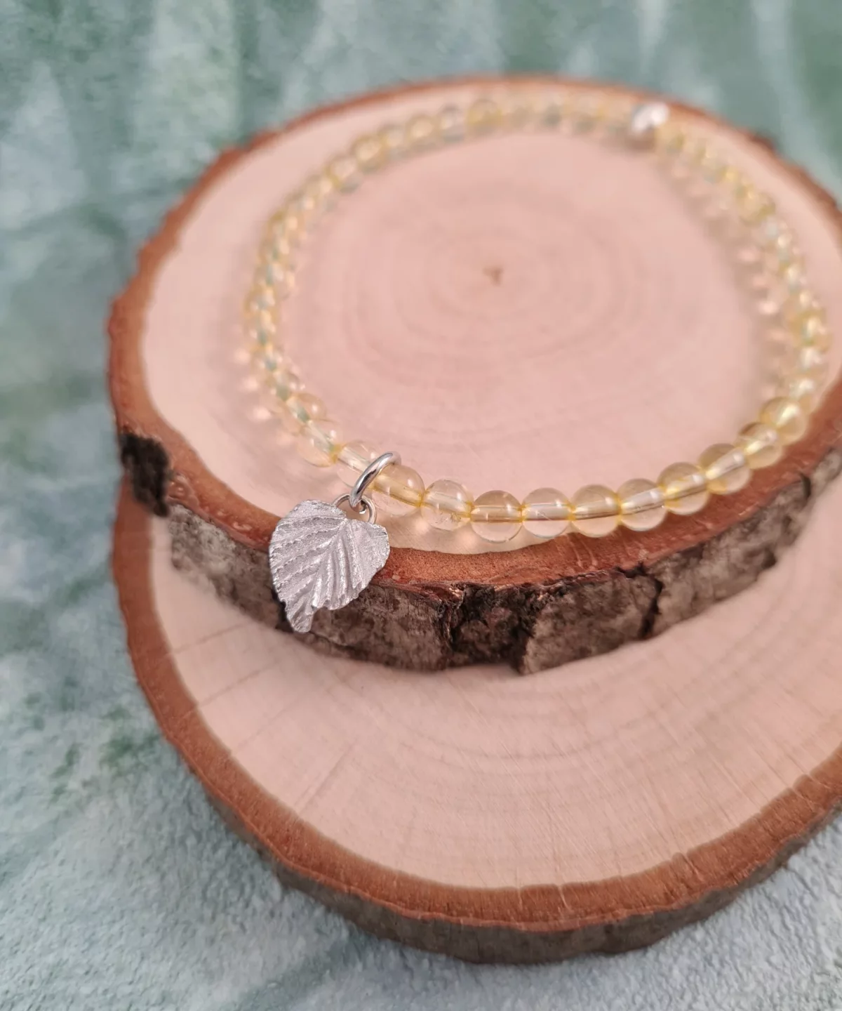 Bracelet charm feuille de bouleau et perles de quartz rutilé doré
