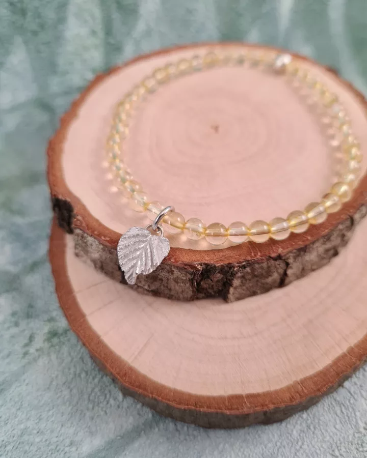 Bracelet charm feuille de bouleau et perles de quartz rutilé doré