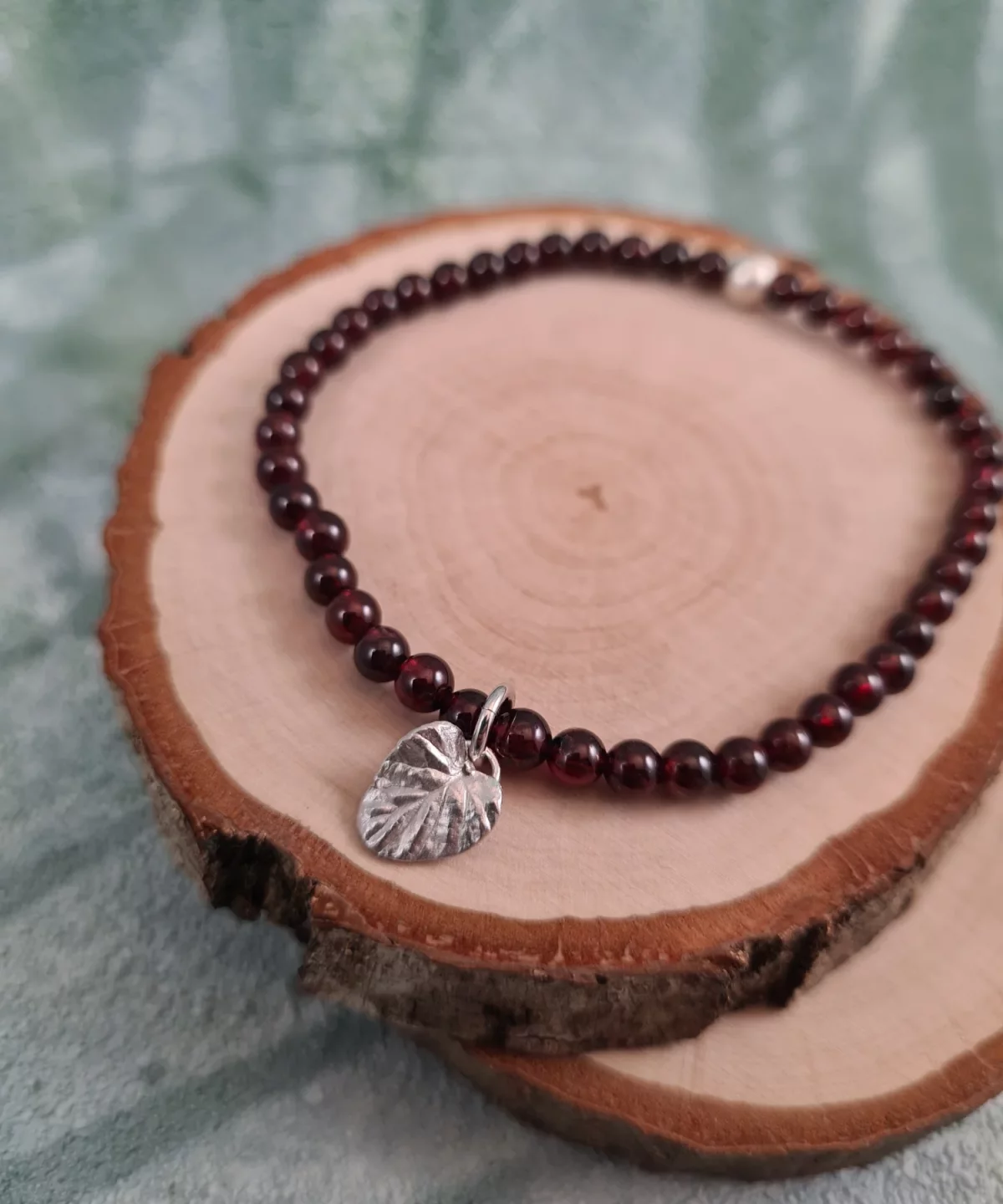 Bracelet charm feuille de charme et perles de grenat