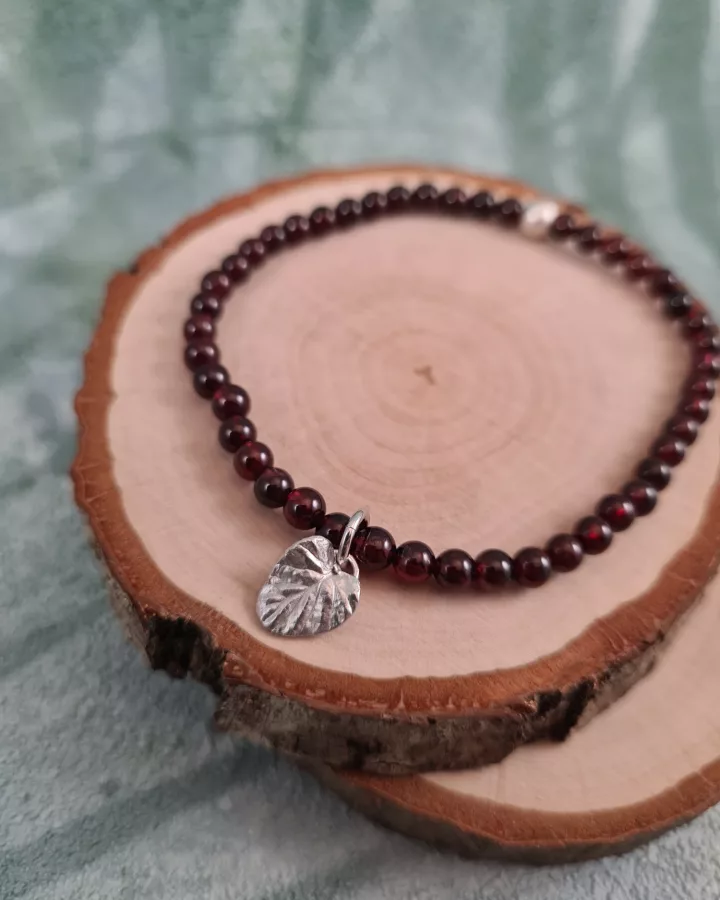 Bracelet charm feuille de charme et perles de grenat