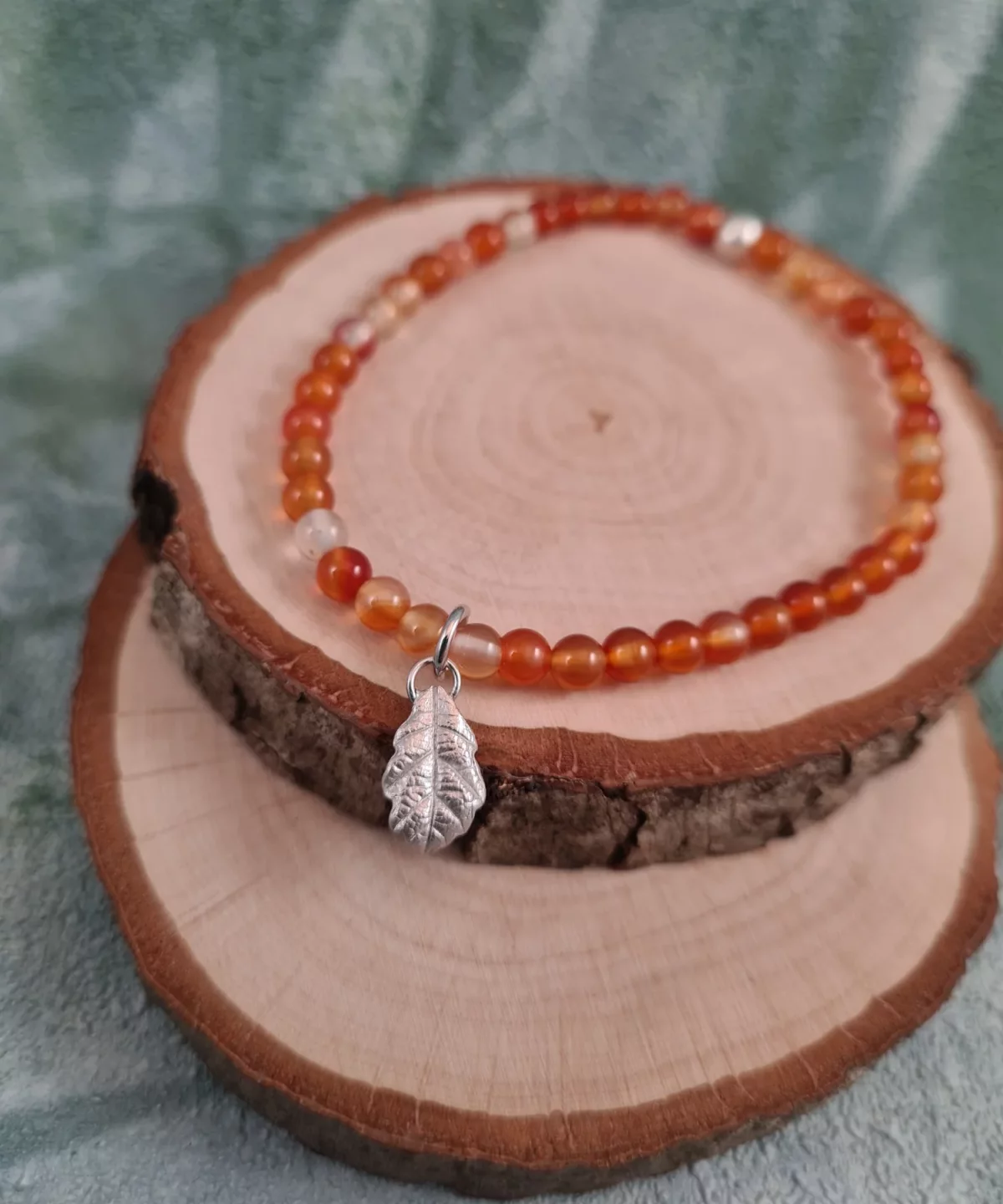Bracelet charm feuille de chêne et perles de cornaline