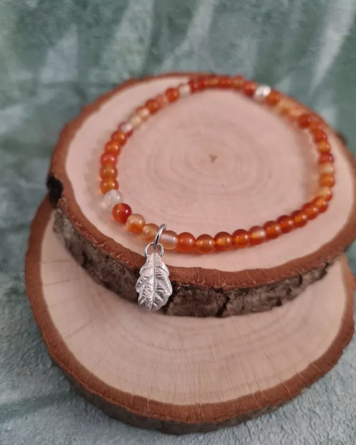 Bracelet charm feuille de chêne et perles de cornaline