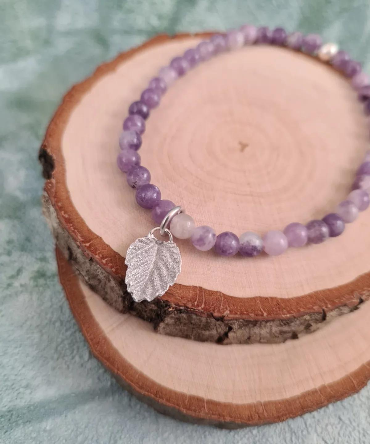 Bracelet charm feuille de figuier et perles de lépidolite