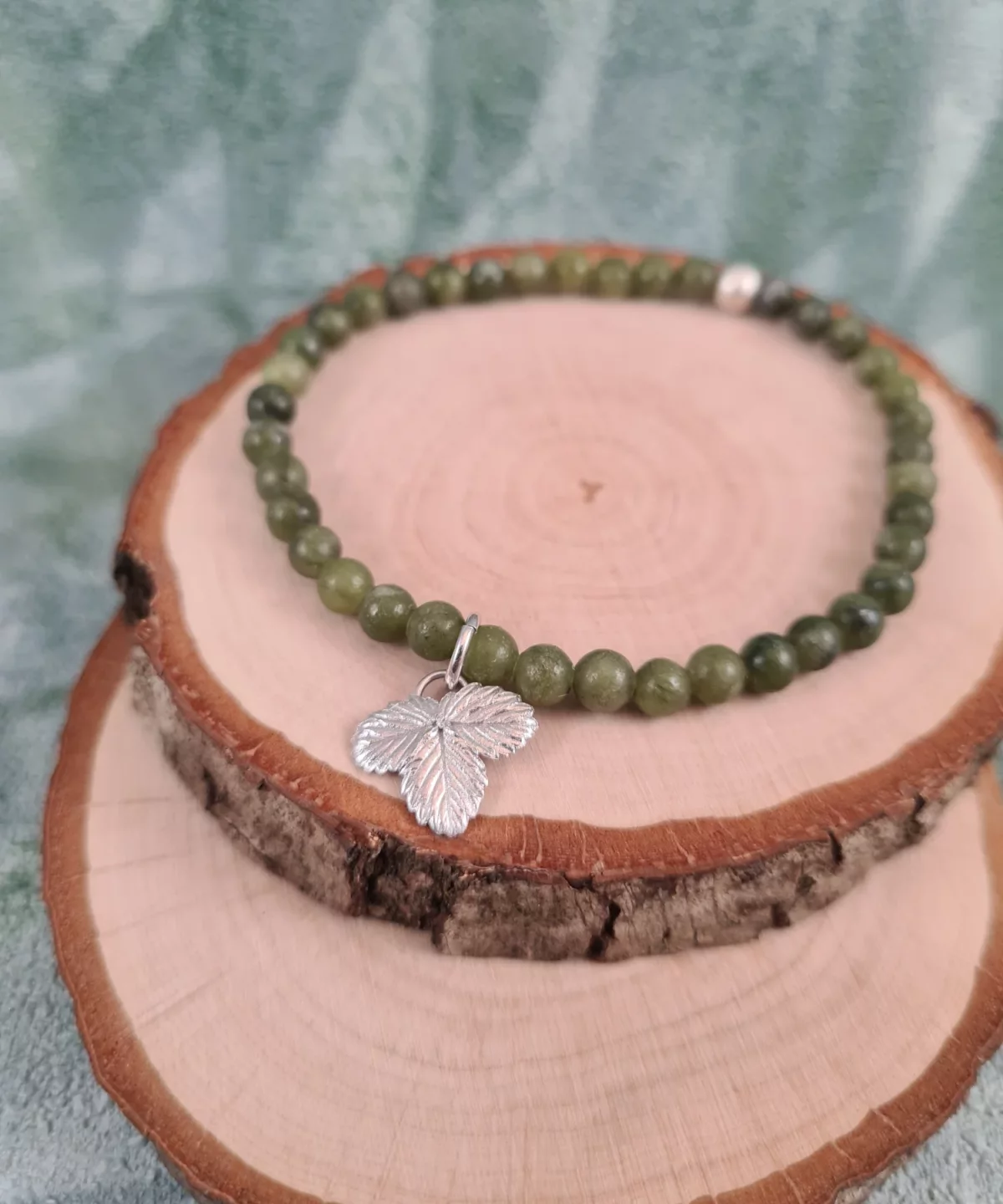 Bracelet charm feuille de fraisier et perles de jade du Canada