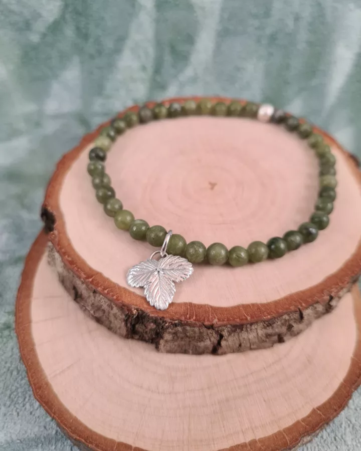 Bracelet charm feuille de fraisier et perles de jade du Canada