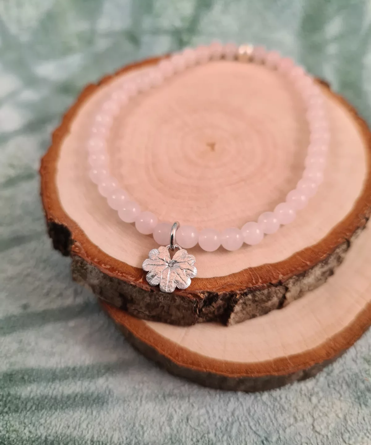 Bracelet charm feuille de lierre terrestre et perles de quartz rose
