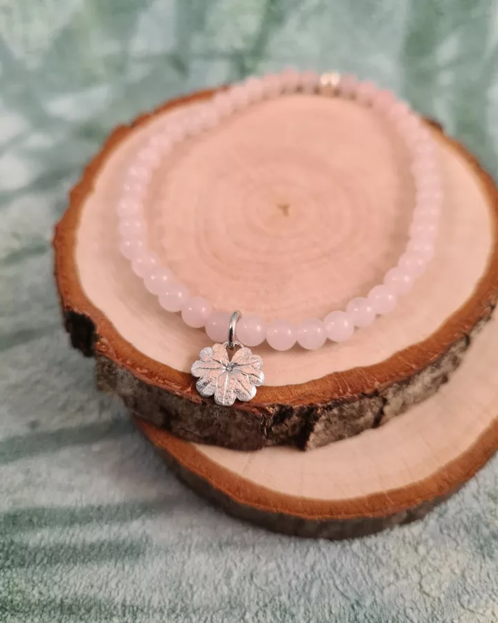 Bracelet charm feuille de lierre terrestre et perles de quartz rose