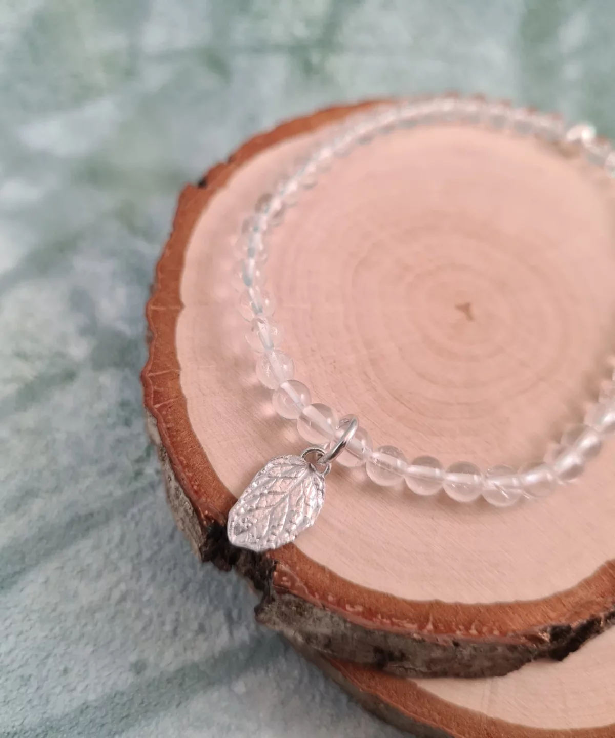 Bracelet charm feuille de menthe et perles de cristal de roche