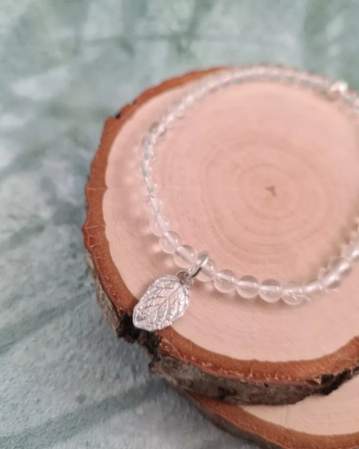 Bracelet charm feuille de menthe et perles de cristal de roche