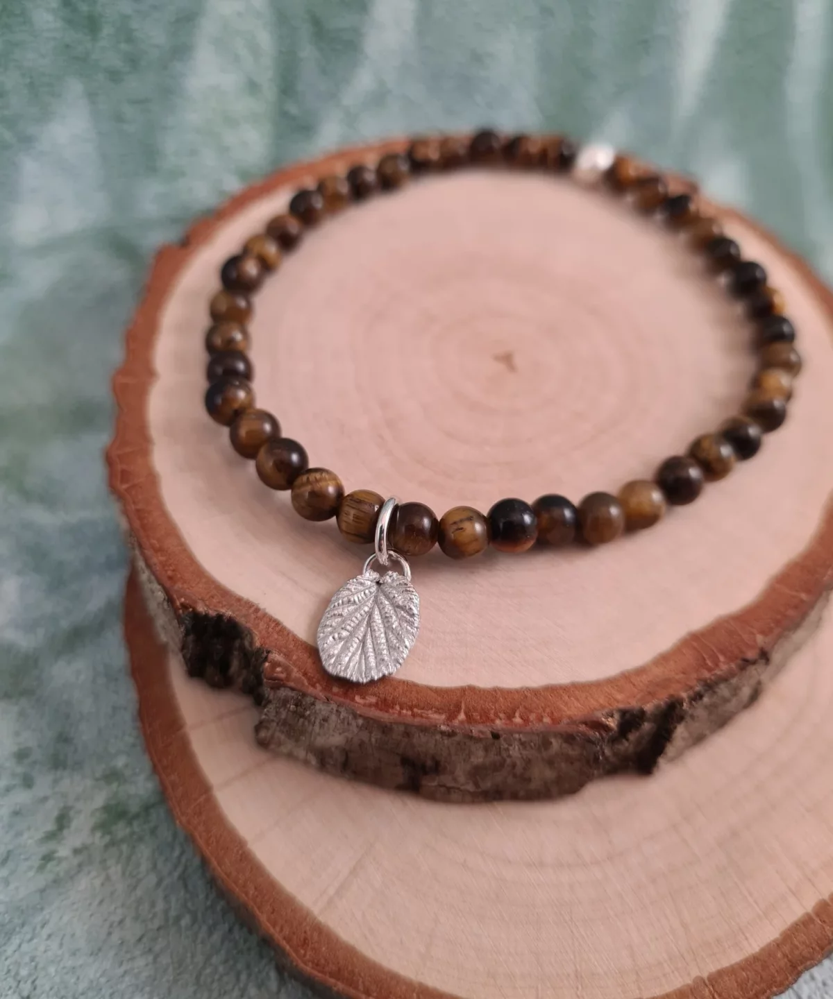Bracelet charm feuille de noisetier et perle d'oeil du tigre