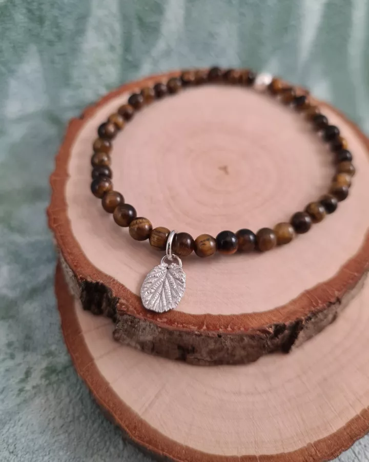 Bracelet charm feuille de noisetier et perle d'oeil du tigre