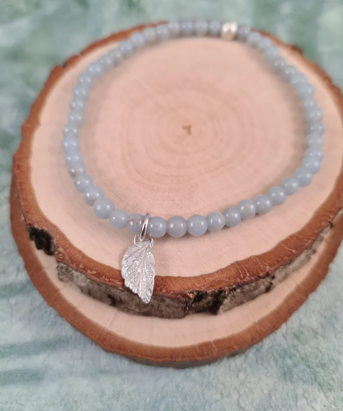 Bracelet charm feuille de framboisier et perles d'angélite