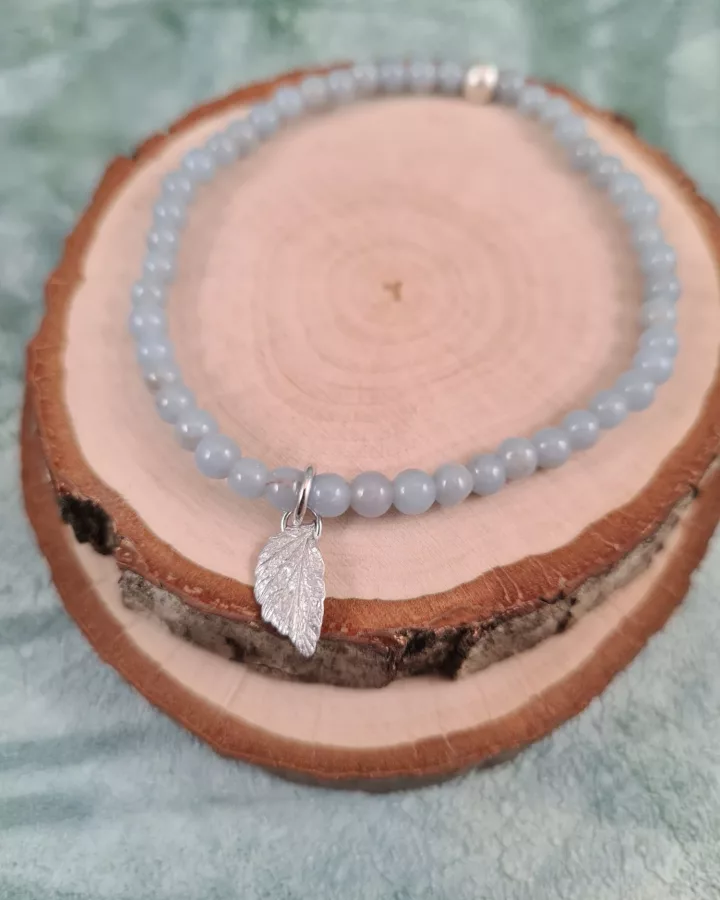 Bracelet charm feuille de framboisier et perles d'angélite