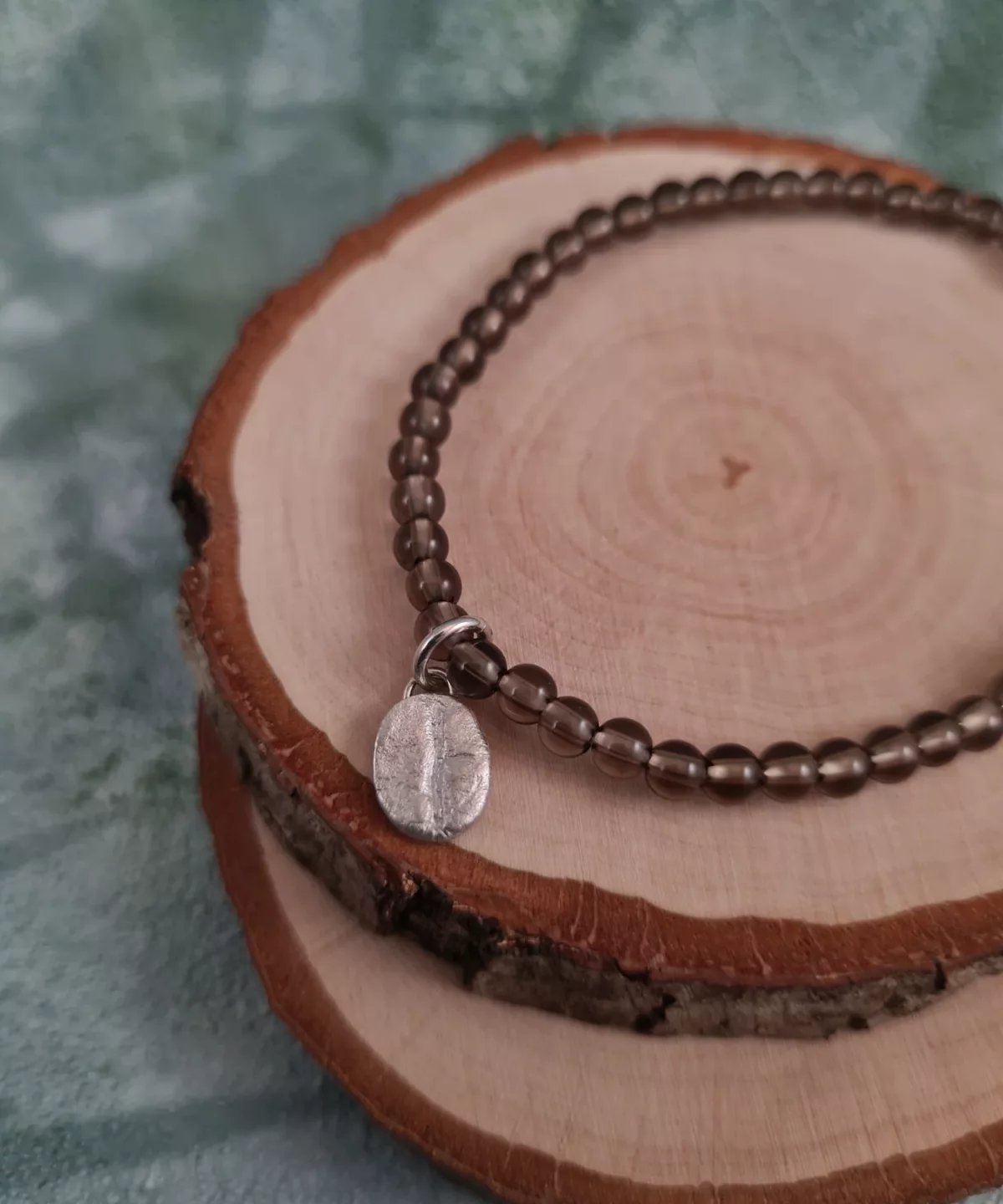 Bracelet charm grain de café et perles de quartz fumé