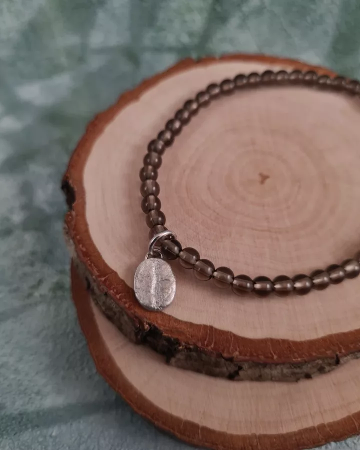 Bracelet charm grain de café et perles de quartz fumé