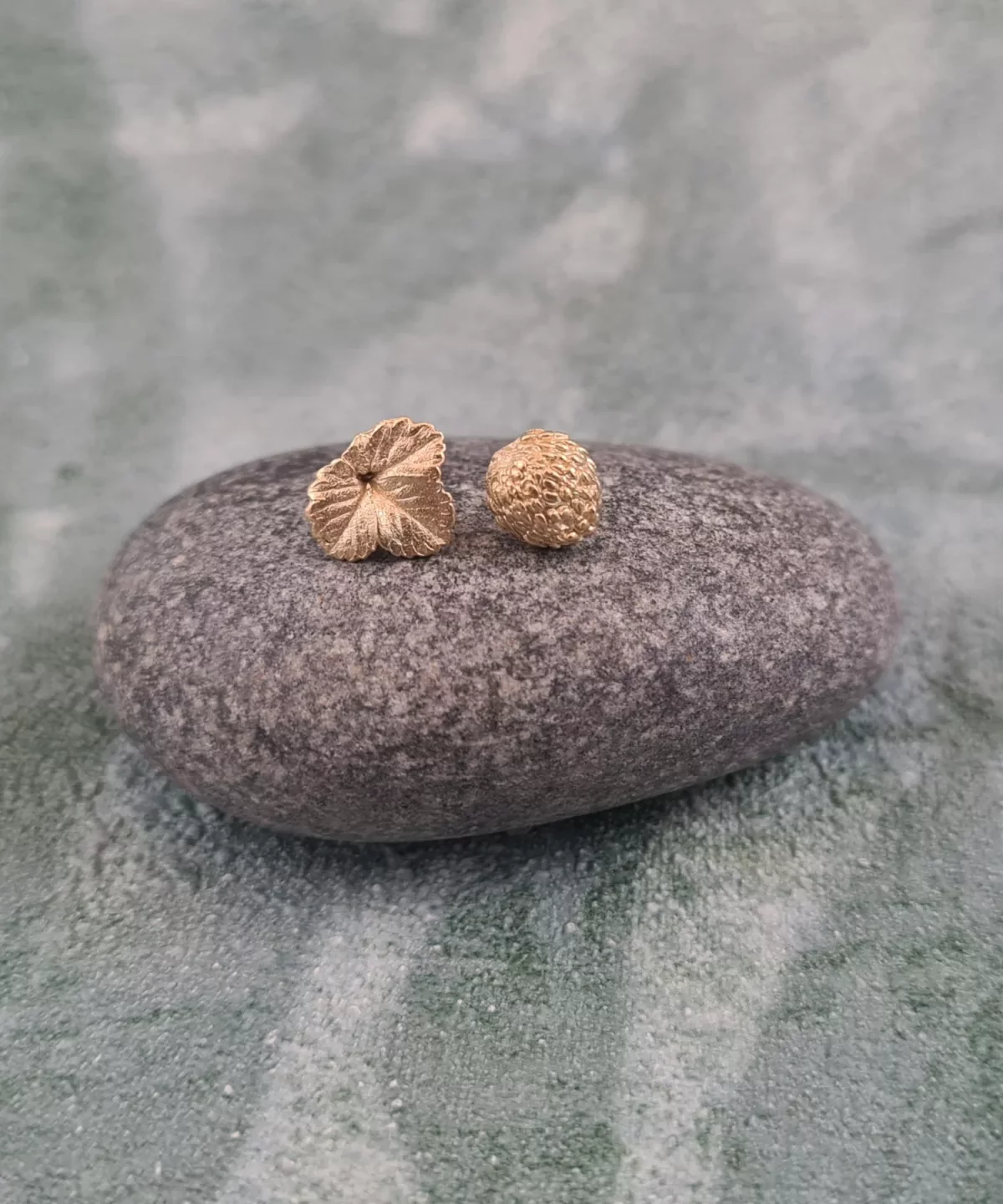 Clous d'oreilles feuille de fraisier et fraise