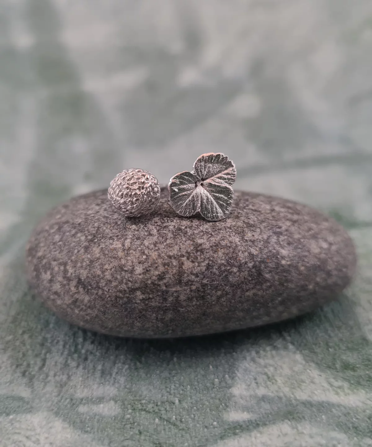 Clous d'oreilles feuille de fraisier et fraise