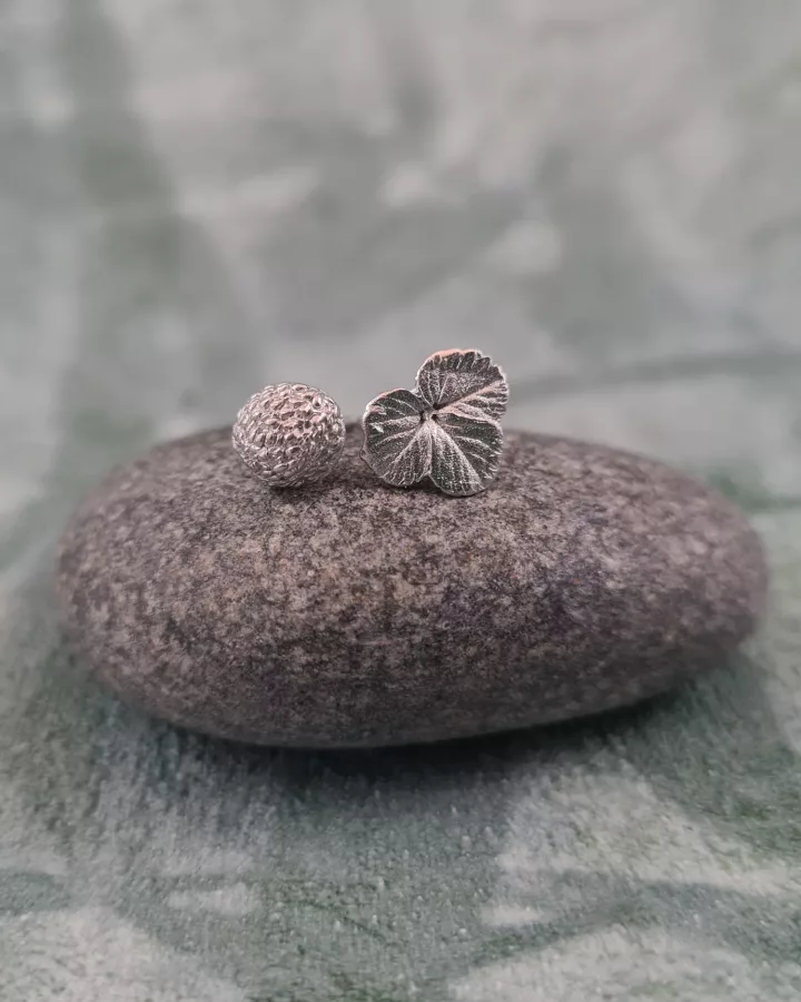 Clous d'oreilles feuille de fraisier et fraise