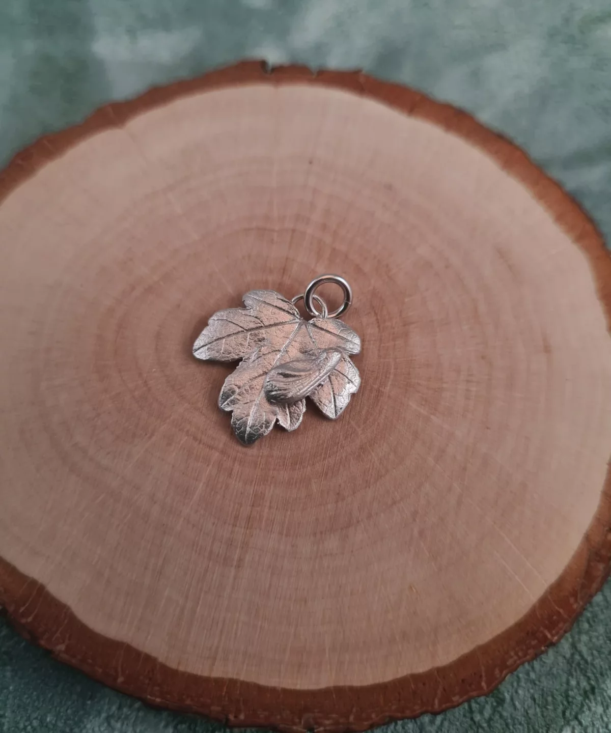 Pendentif feuille d'érable champêtre et samare