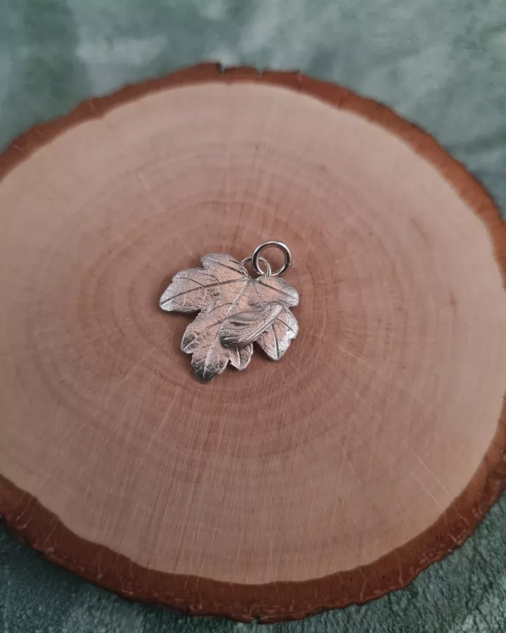 Pendentif feuille d'érable champêtre et samare