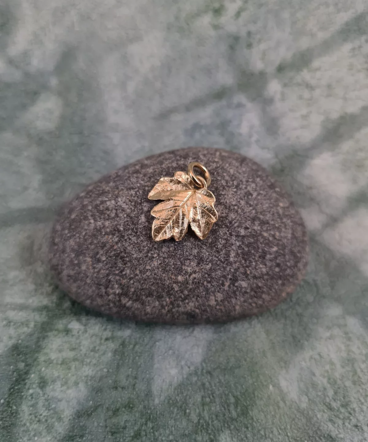 Pendentif feuille d'érable champêtre