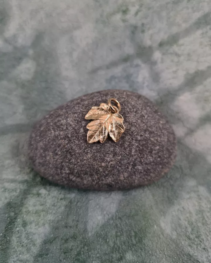 Pendentif feuille d'érable champêtre
