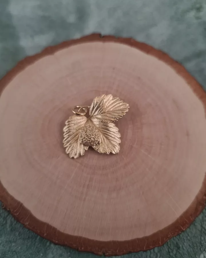 Pendentif feuille de fraisier des bois avec sa fraise