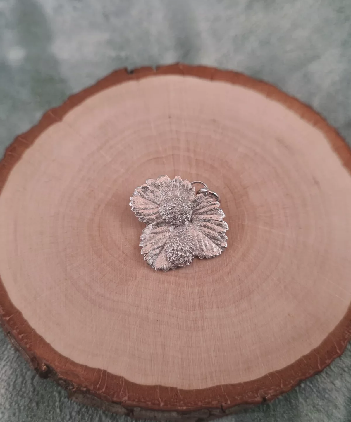 Pendentif feuille de fraisier des bois avec ses fraises