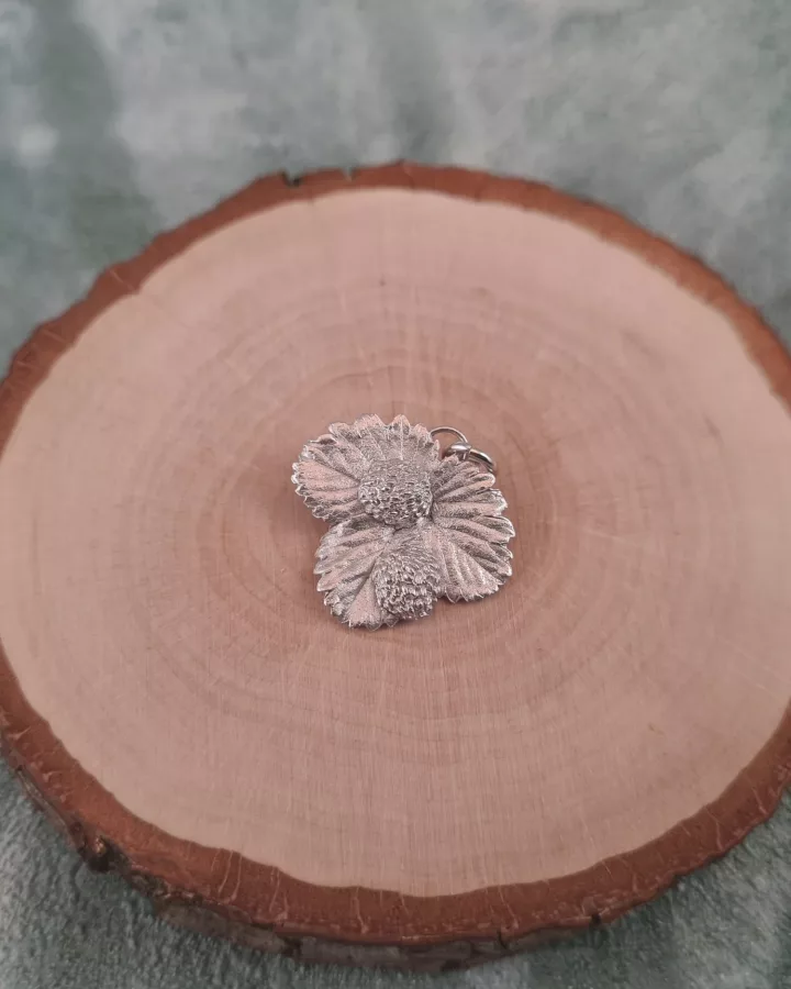Pendentif feuille de fraisier des bois avec ses fraises