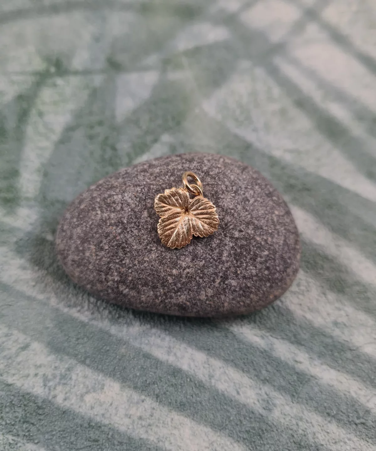 Pendentif feuille de fraisier