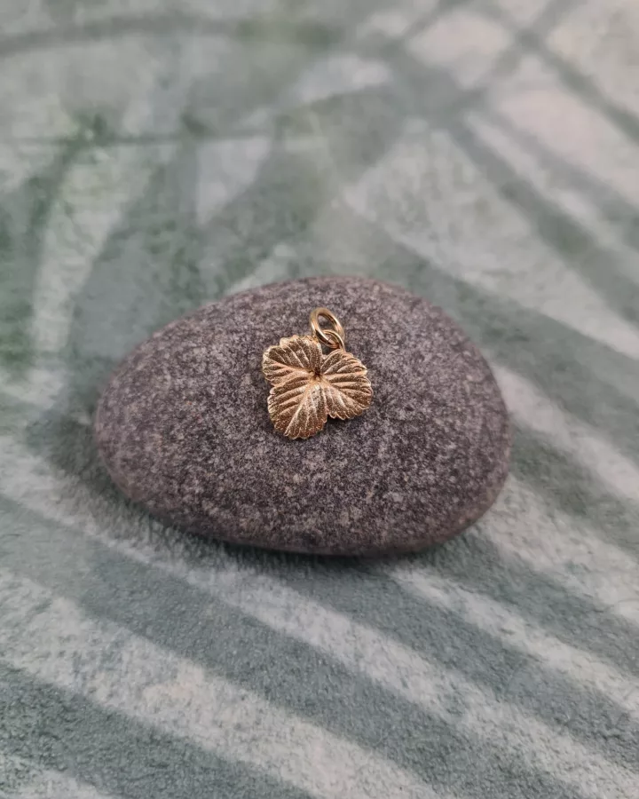 Pendentif feuille de fraisier