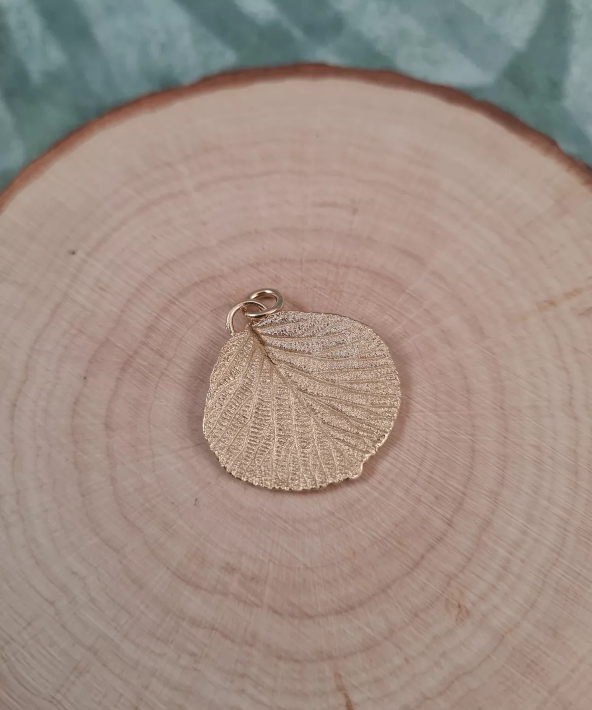 Pendentif feuille de kiwier