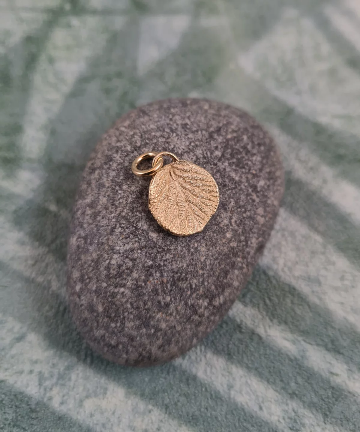Pendentif feuille de kiwier