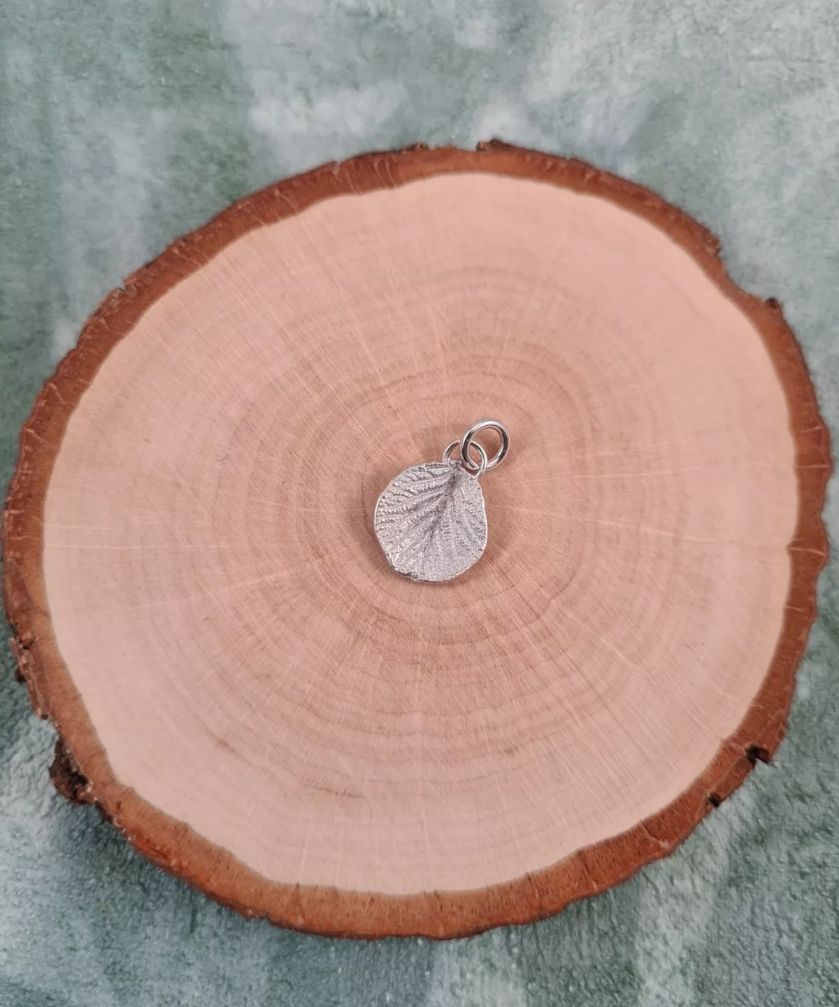 Pendentif feuille de kiwier