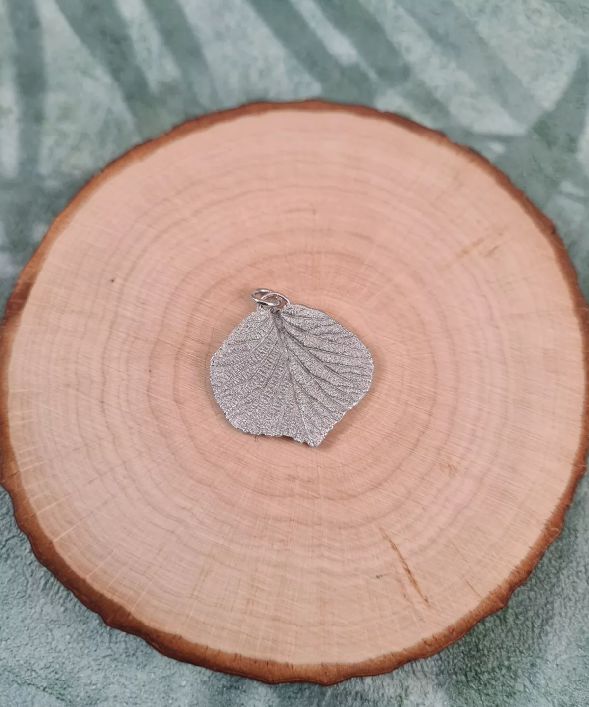 Pendentif feuille de kiwier