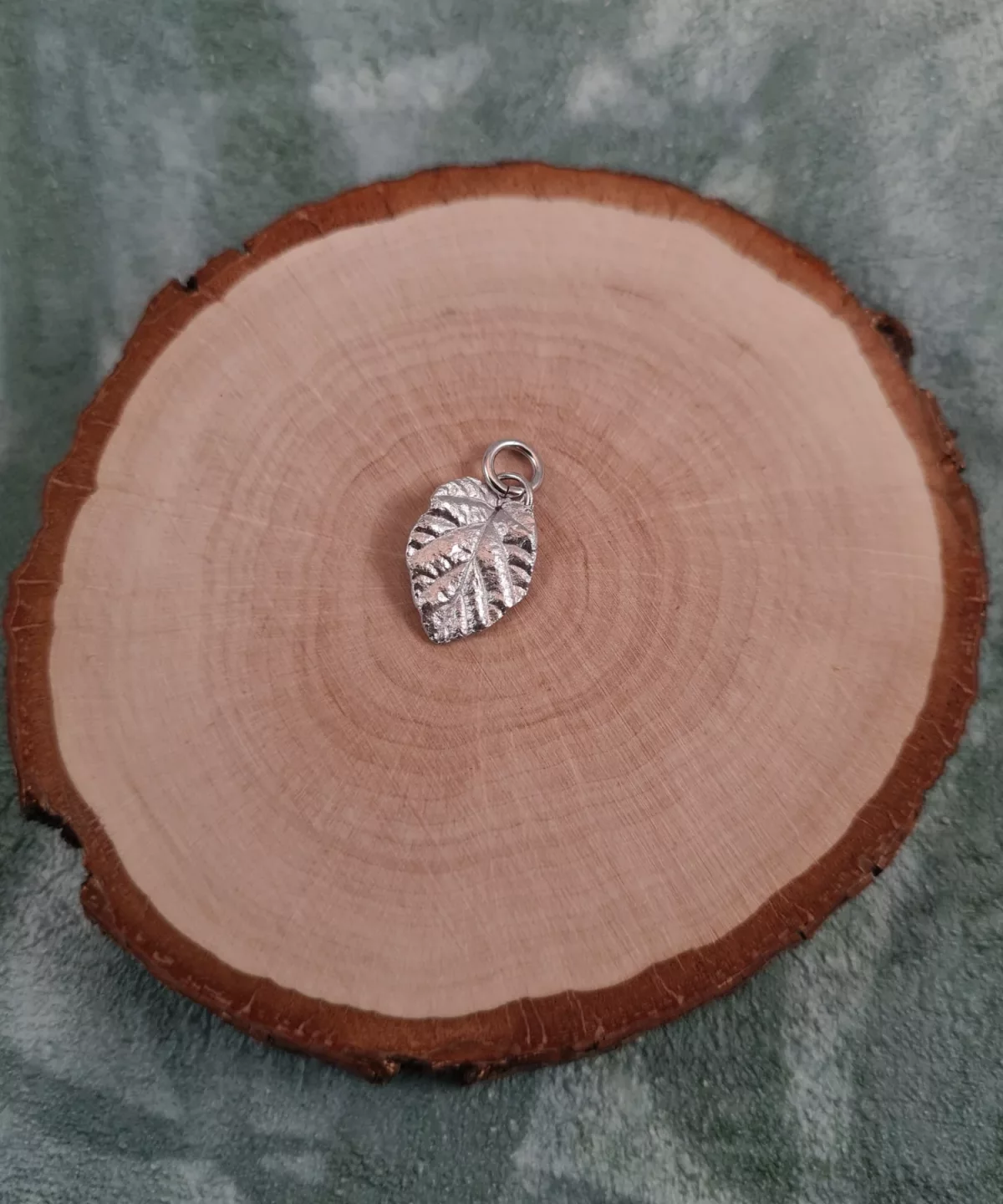 Pendentif feuille de noisetier