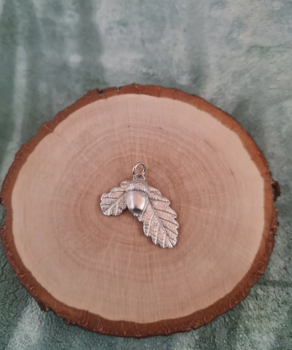 Pendentif feuilles de chêne et gland
