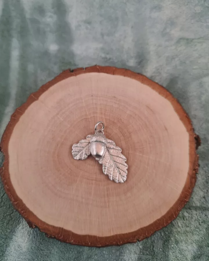 Pendentif feuilles de chêne et gland