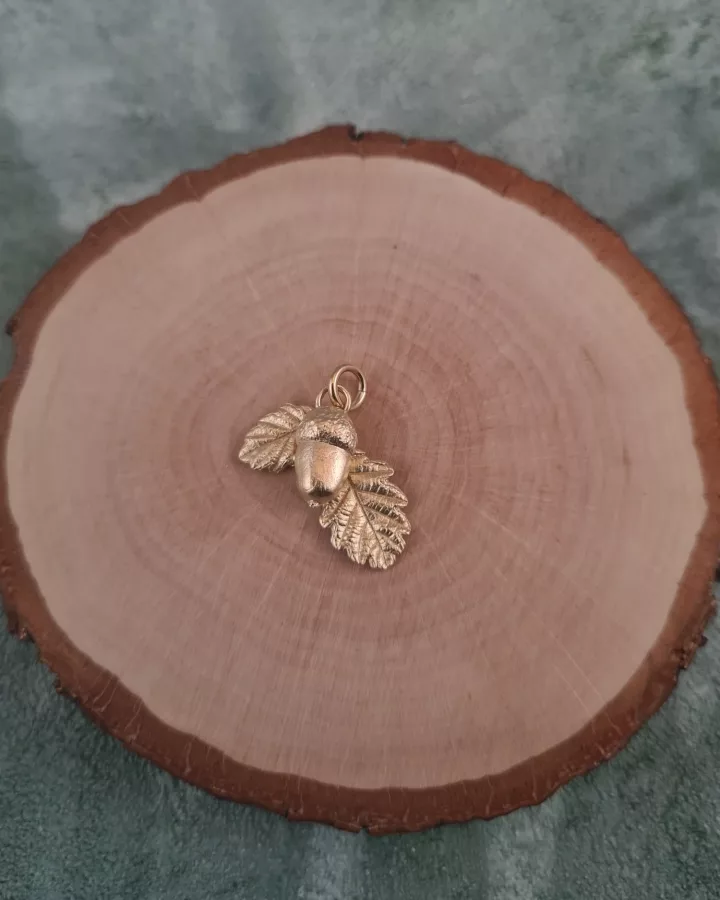 Pendentif feuilles de chêne et gland
