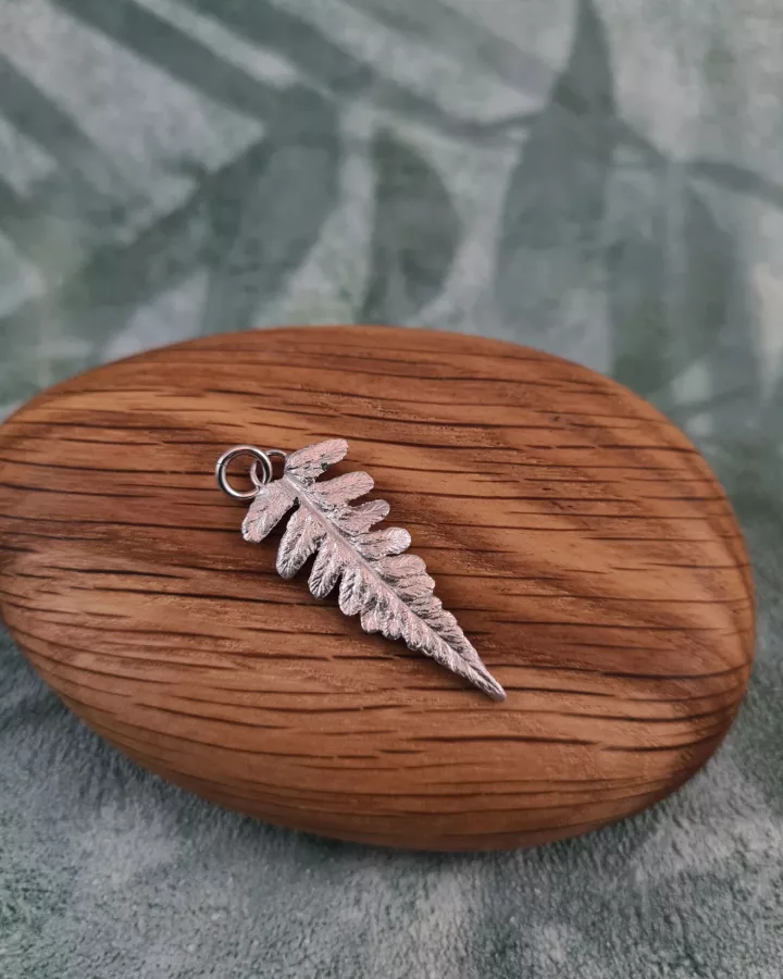 Pendentif foliole de fougère