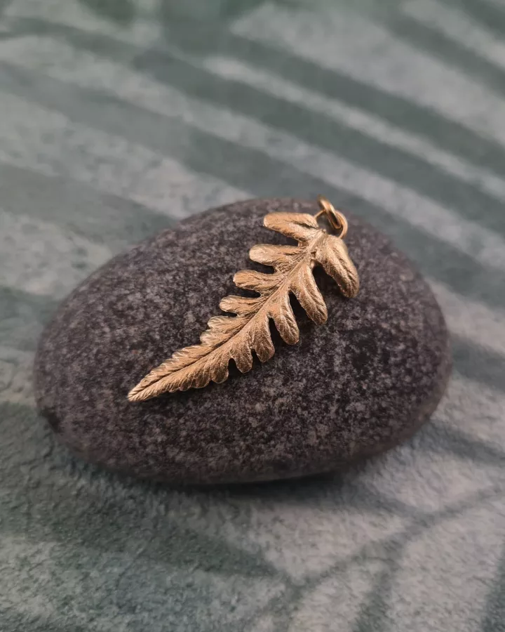 Pendentif foliole de fougère