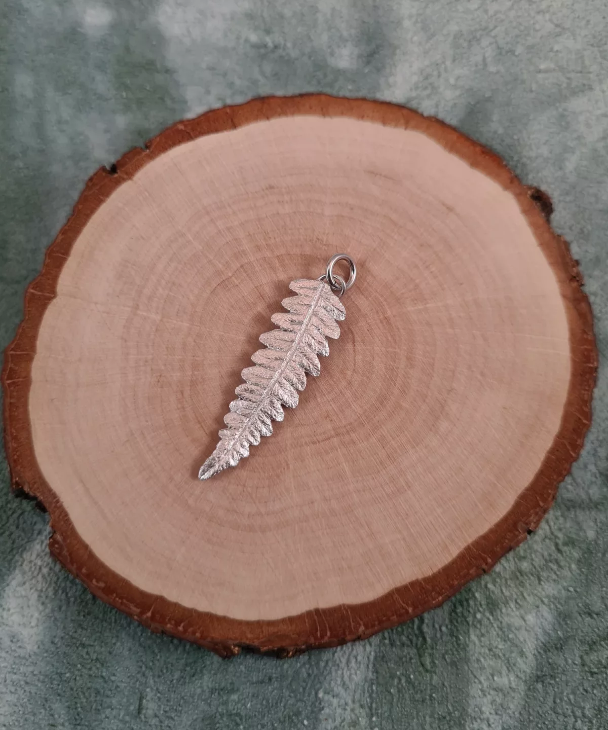 Pendentif foliole de fougère